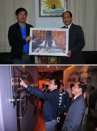 福州市馬尾區書記林飛(圖左)等人拜訪議會受到議長陳貴忠熱情歡迎;並特別參觀會史館及議場等設施,林飛對馬祖政治歷程相當感興趣。(圖/文:曹重偉)