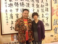 首次來馬擔任國防部心輔志工,星光二幫冠軍班長賴銘偉(圖左)穿上迷彩裝後很多鄉親認不出來;右為王雲萍合影(北竿鄉代主席夫人)。(圖:摘自王雲萍臉書)