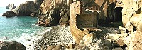 　東引北海坑道所在的海域，每逢颱風必掀巨浪，擋浪牆禁不起百般襲擊，終於出現潰決。（圖／文：陳其敏）