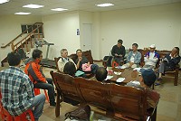 為協助地區民眾強化建築安全、避免誤觸法令,縣府工務局於四鄉五島展開巡迴宣導,並於昨日晚間7時於津沙村舉行南竿第二場都計建管法令宣導講座,為鄉親指點迷津。(圖/文:邱竟瑋)