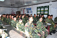 張副指揮官深入各連隊關懷弟兄間身心狀況,以協助解決官兵疑難。(圖/文:梁漢祥)