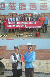 　青帆社協莒光盃磯釣比賽釣友合影留念及理事長陳貽斌(圖右)贈優勝者曹青雨(左)獎金。（圖：青帆社協提供）