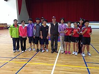 　102年連江縣體育季桌球競賽戰果昨天出爐，社會組由林紹森獲得冠軍，國中組冠軍曹博弈，國小組冠軍施品羚，縣府秘書長劉羽茵昨天代表縣長前往南竿體育館頒獎，議長陳貴忠亦專程前往勉勵選手繼續切磋球技。（圖：連江縣體育會桌球委員會提供）