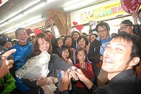 縣長女兒楊意秋27日晚間在7-Eleven馬祖門市門口被求婚成功,男主角是交往四年的曾傳鈞。(圖/文:邱竟瑋)