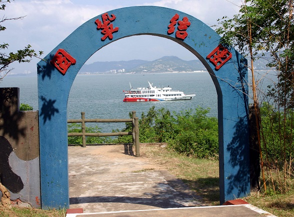 在二膽島外大陸船隻及對岸。(圖/網路資料照片)