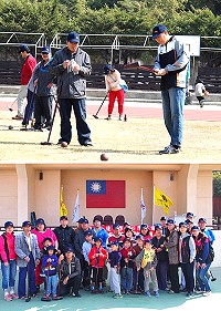 身心障礙協會26日在福澳運動場舉辦「擁抱陽光」木球體驗營,吸引40多位障友及家屬、志工們一起走出戶外,趁著陽光好天氣歡樂打木球,享受草地揮桿擊球的樂趣。(圖/文:曹重偉)