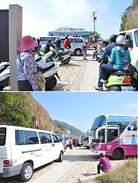 北竿北海坑道重新開放,大批遊客車輛湧入造成交通大打結。(圖/文:陳鵬雄)
