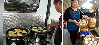 左圖:山隴獅子臨時市場「福德小館」早餐店老闆陳天在忙著現場煎炸韭菜盒。右圖「花菊子」早餐小吃攤周好花展售小時候跟著父親學小籠包。(圖:宋志富)