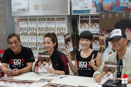 周采詩(左二起)、朱蕾安等人昨在Costco宣傳國片《真愛100天》。(圖/和諧影業提供)