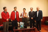 中華統一促進黨總裁「白狼」張安樂,昨天上午前往縣府拜會縣長楊綏生,並了解到馬祖風燈習俗與深厚的媽祖信仰。(圖/文:邱竟瑋)