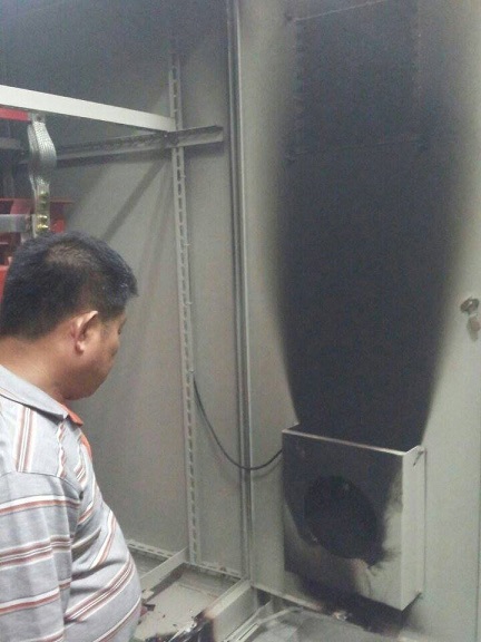 縣立醫院大樓地下配電室其中一個散熱風扇昨晚疑因過熱熔化冒煙。(圖/本報編輯部)