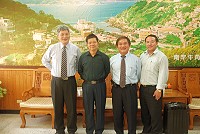大型郵輪-太陽公主號預計明年9月抵馬,縣長楊綏生與海外台商綜合旅行社總經理尤正國(右二)、副總經理張致恩(左一)會晤,針對旅客接駁、動線、餐飲與交通等服務交換意見。(圖/文:邱竟瑋)