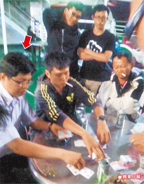 鄭和艦副艦長(箭頭處)返台休假時,與部屬公開聚賭,昨遭移送軍檢。資料照片