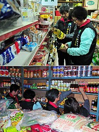 　油安行動啟動！衛生局昨天配合衛生福利部展開地區業者稽查行動，截至昨天為止共稽查地區餐飲業、販賣業、烘焙業、特產業、小吃等相關用油業者共108家次，共下架包括乳瑪琳20罐、食用油品63瓶，目前無不合格食用油品販售。（圖／文：曹重偉）
