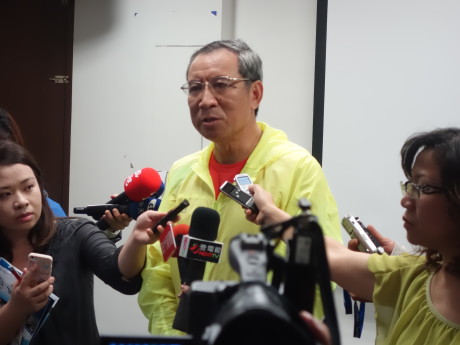 中華民國路跑協會理事長曹爾忠1日下午在記者會宣布2日照常,但縮短為21公里。(圖/教育電台)