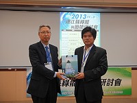 「2013連江縣綠能與節能研討會」3日上午於縣府舉行,建設局長曹爾元感謝與會學者專家為馬祖節能、綠能及永續環境把脈。(圖:縣府建設局、台灣經濟研究院提供)