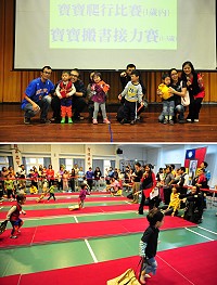 幼兒閱讀推廣壓軸好戲活動寶寶爬行及搬書接力賽活動歡樂登場,有20多位幼童報名,東奔西跑、場面相當熱鬧;搬書接力由李承叡稱霸(左二)。(圖/文:曹重偉)
