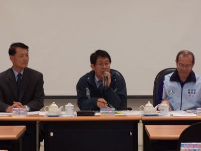 教育部長蔣偉寧(中)、連江縣政府副縣長陳敬忠(左)。(圖/教育電台)
