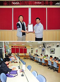 　縣府召開102年度高齡友善城市工作推動委員會暨第2次跨局處會議，由縣長楊綏生主持並頒發聘書給連江縣高齡友善城市工作推動委員會外聘委員，由文化大學運動與健康促進學系助理教授戴旭志代表受贈。（圖／文：曹重偉）