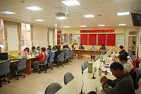 縣府教育局6日中午舉行「102年連江縣國民中學學生國外遊學體驗活動」行前說明會,提醒學員須知事項。(圖/文:邱竟瑋)