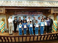 交通部觀光局副局長劉喜臨(中、著白色西裝)5日來馬表揚該攝影比賽暨相關繪畫比賽的得獎選手。(圖:馬祖國家風景區管理處提供)