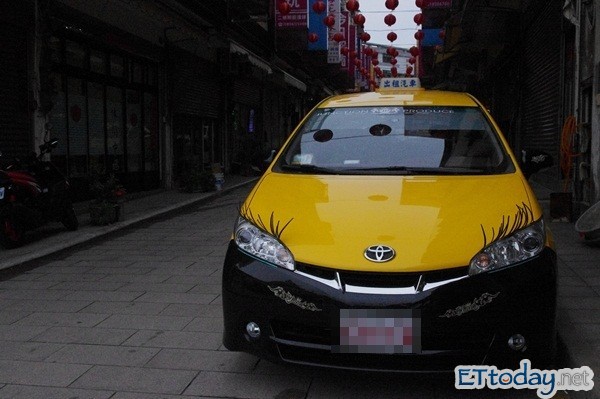 ▲超受歡迎的馬祖睫毛計程車。(圖/記者游琁如攝)