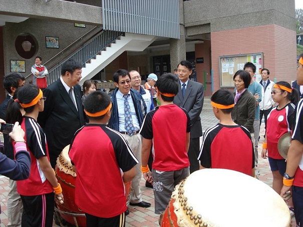 教育部長蔣偉寧4日馬祖行親訪仁愛國小,欣賞學童精采的演出。(圖/馬祖仁愛國小)