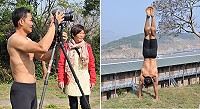 　倒立先生黃明正五度馬，此次在媽媽陪同下以離島廟宇為主題，豐富自己的倒立行腳。（圖／文：陳鵬雄）