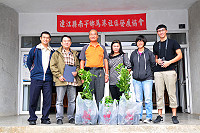 預約未來摘果樂!縣府環保局執行102年度連江縣低碳永續家園專案計畫,發放南竿鄉各社區發展協會免費果樹苗木,讓各社區依環境進行果樹栽植工作。(圖/文:曹重偉)