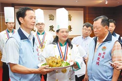 苗栗縣長劉政鴻(右)接見表揚獲海峽烹飪大賽特金獎的劉菊英(中)與其他優秀廚師。(陳慶居攝)
