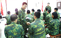 政戰主任謝將軍關切弟兄到馬服役的身心狀況。(圖/文:呂則賢)