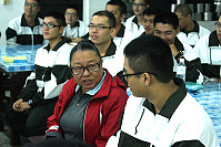 　志工媽媽關切新兵弟兄生活起居，為弟兄想方法處理。（圖／文：賴騰彥）
