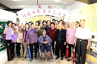 　鐵板社協安排老人家參觀村落周邊機關景點及學校。（圖：曹以鋒攝）