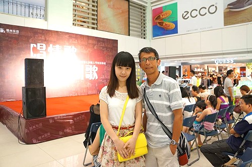 福州語歌曲《藍眼淚》女聲宋悅齡(左、福建醫科大學公衛系學生)、男聲王建華(馬祖仁愛國小校長),他們暑期在福州發表會前在東大百貨合影。(圖/王建華提供)