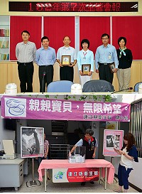 衛生局首次舉辦「母乳哺育•甘之乳飴」優良哺集乳室競賽活動,同步舉辦摸彩活動鼓勵民眾參加票選;日前由縣長楊綏生親自頒獎表揚,結果由交通部民用航空局南竿航空站表現最佳獲得金牌獎,抱走5千元禮券及獎座,銀牌獎為連江縣立醫院、連江縣港務處北竿港務站獲得銅牌獎。(圖/文:曹重偉)
