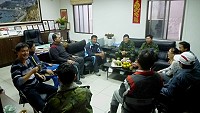 　東引鄉民代表會定期大會，防區指揮官張俊達少將受邀說明閒置據點釋出、營區污水排放改善等辦理進度，及實施募兵制對東引的影響。（圖／文：陳其敏）