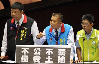馬祖立委陳雪生(左起)、金門立委楊應雄、澎湖立委楊曜下午在立法院議場,三人聯合質詢方式,就教於行政院長江宜樺。(圖/聯合報記者陳正興/攝影 )