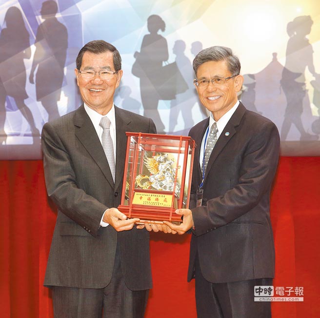 台灣十大幸福城市頒獎典禮,前副總統蕭萬長(左)頒發第1名獎座給金門縣副縣長吳友欽(右)。(陳卓邦攝)
