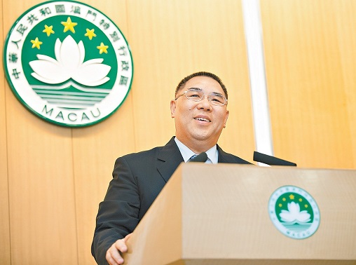 澳門特首崔世安12日發表施政報告,宣布明年會再向每名永久居民派發9,000澳門元(相當台幣3萬3千元)。(新華社)