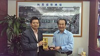 縣長楊綏生祝賀民航局副局長李萬里(圖右)獲國際飛安終身成就獎,致贈東湧高粱為賀禮,並感謝協助南竿機場提升為儀降改善作業。(圖:連江縣政府提供)