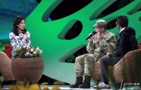 大陸央視女主持人沈紅(圖左)採訪福州生態攝影師陳林(圖中、軍長、福州籍)及馬祖鳥會理事長王建華(圖右、仁愛國小校長)。(圖:中國鳥網)