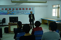 　漁業署漁業廣播電台台長陳華民率先演唱替歌唱大賽開場。（圖／文：沈佳瑩）