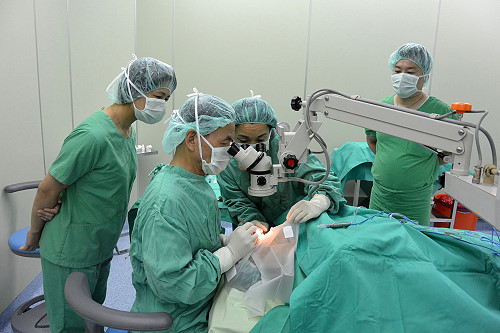 「102年讓EYE亮起來-白內障手術」順利成功!中興院區眼科部主任蔡景耀專業團隊10月24日、25日兩天下來共為13位患者動手術,患者只要完成回診及後續約一週的護理之後,即可讓眼睛再次亮起來!(圖:馬祖日報/連江縣衛生局提供)