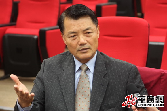 馬祖副縣長陳敬忠為參訪團介紹馬祖情況。（華廣網吳勇攝）