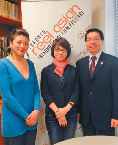 ■台灣女導演周美玲(中)與亞洲國際電影節藝術總監姜夏慧,以及台北經文處處長陳文儀(右),介紹電影《花漾》的台灣情懷。本報記者攝