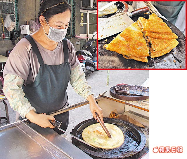 老闆娘不願受訪,只顧翻動蔥油餅,炸好的餅皮切片後金黃酥脆(小圖)。(圖/蘋果日報石秀華攝)