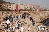 　縣府建設局昨日於清水濕地舉行淨灘活動，針對珠山電廠外橋墩處的消波塊，容易堆積海漂垃圾的區域展開重點清理。（圖／文：邱竟瑋）