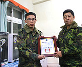 指揮官陳曉明將軍頒發通資連一兵李孟學榮譽狀,表彰其捐肝救父孝行。(圖/文:林廷宇)