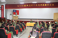 　陳指揮官與屆退官兵進行意見交流，氣氛熱絡。（圖／文：呂則賢）