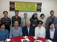 華語詩壇泰斗譽為「詩魔」洛夫伉儷(圖中)昨由金門名報導作家楊樹清(第2排右1)、名攝影師鐘永和(第2排右3)、馬祖曹依俤(左2)等友人陪同,重遊54年後馬祖。(圖:宋志富攝)